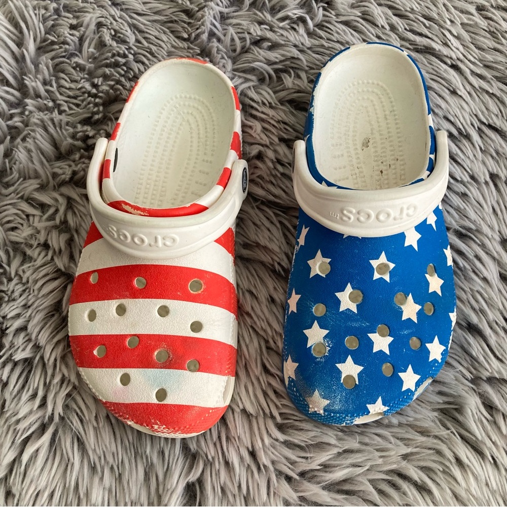 SALE 🏷️ CROCS Kids Star and Stripe Clogs - Red and Blue